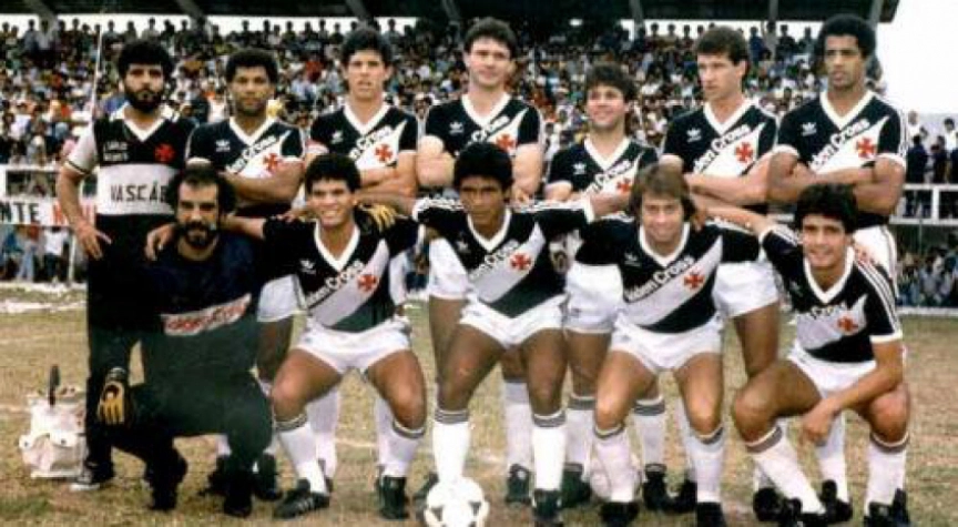 Equipe do Vasco em 18 de agosto de 1985, quando venceu o Nova Ven&eacute;cias (ES) por 6 a 0. Rom&aacute;rio fez seu primeiro (e segundo tamb&eacute;m) gol pela equipe cruzmaltina. Em p&eacute;, da esquerda para a direita: Edevaldo, Ivan, Newmar, Mauricinho, Vitor e Paulo C&eacute;sa. Agachados: Roberto Costa, Geovani, Rom&aacute;rio, Lu&iacute;s Carlos e Silvinho