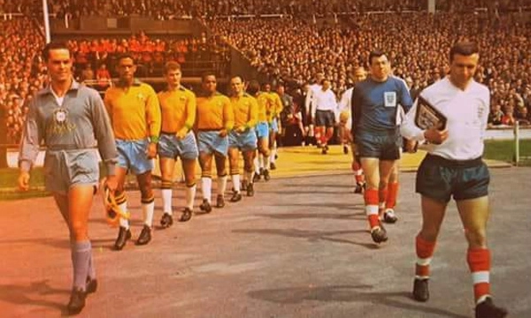 Seleção brasileira entrando em campo no estádio de Wembley, no empate de 1 a 1 contra a Inglaterra, em 8 de maio de 1963. O primeiro é Gylmar, seguido de Mengálvio, Eduardo, Lima e Pepe. O goleiro inglês é o lendário Gordon Banks