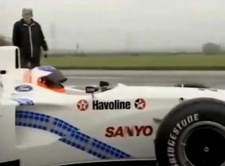 Olhos no retrovisor: Rubens Barrichello em seu primeiro contato com o carro da Stewart Grand Prix