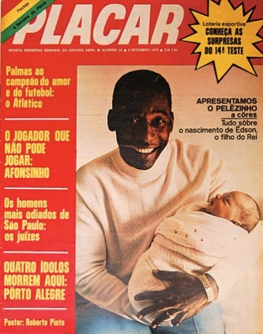 Pelé feliz carregando o pequenino em 1970, na capa da revista Placar