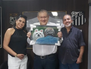 A obra, entregue pessoalmente pelo artista, eterniza a afeição de Milton por sua companheira de quatro patas. Foto: Kennedy Andrés/Portal TT
