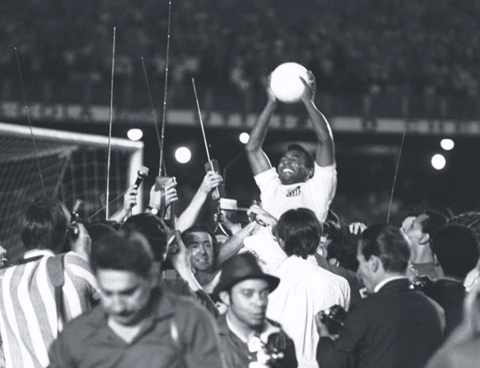 Foto emblemática do milésimo gol do Rei, no estádio do Maracanã, contra o Vasco, em 19 de novembro de 1969. Crédito da foto: My Ear