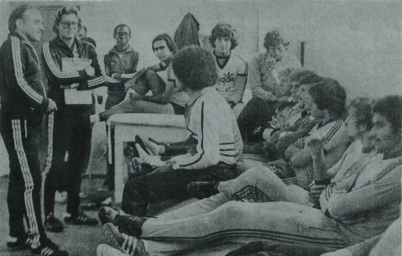 Preleção antes de um treino do Botafogo-RJ, em 1980. Em pé, da esquerda para a direita, o técnico Paulo Emílio ao lado de seu então auxiliar, Oswaldo de Oliveira. Depois, Calixto. Sentado na mesa, Marcelo Oliveira. Depois, pela ordem, o segundo (roendo a unha) é Nielsen. Sentados: os dois primeiros são Rocha e Mendonça. O quarto é Zé Eduardo (que também jogou no Corinthians). Foto: arquivo pessoal de Pauo Emílio