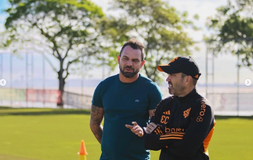 Em dezembro de 2023, Magrão, então gerente de futebol do Inter, ao lado do treinador da equipe, o argentino Eduardo Coudet. Foto: arquivo pessoal de Magrão