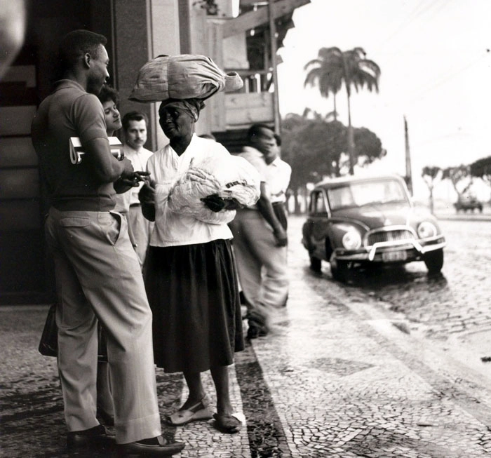 Veja uma senhora muito humilde recebendo toda a atenção do Rei do Futebol em 1958. Crédito da foto My Ear