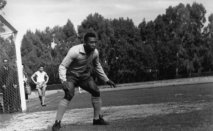 Em 1963, o Rei Pelé treinou na Seleção Brasileira como goleiro. Crédito da foto My Ear