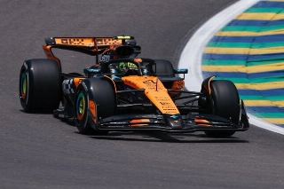 Britânico, que lidera o Mundial, tirou o primeiro lugar do companheiro de equipe no final. Foto: McLarenF1