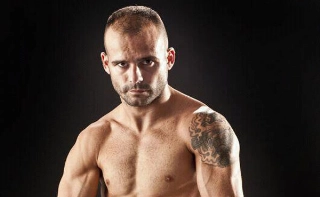 Em agosto de 2013, o espanhol Kiko Martínez, obteve o cinturão super-galo da Federação Internacional de Boxe