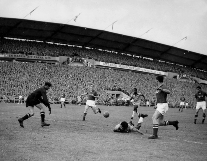 Na imagem, o goleiro Lev Yashin sai para interceptar a bola, enquanto Vavá está caído. Pelé aparece atrás. Foto: In My Ear