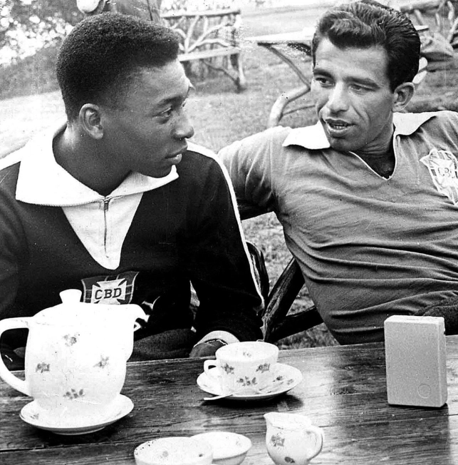 Na imagem, Pelé e Vavá conversam durante o café da manhã da seleção. Foto: In My Ear