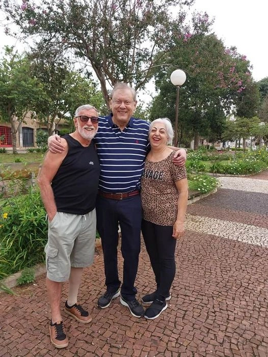 Milton Neves, no centro, com o casal Édson Dino e Sandra, seus cunhados, em 23 de dezembro de 2023, em Muzambinho-MG. Sandra é uma das irmãs de Lenice