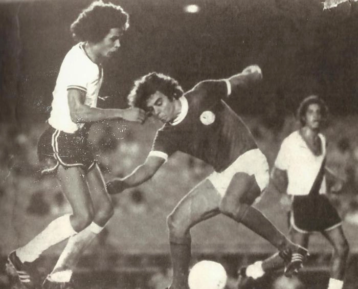 O Vasco recebendo o Palmeiras no Maracanã em 1974. Roberto Dinamite tenta tirar a bola do zagueiro Polaco. Luis Carlos ao fundo, à direita, observa o desenrolar da jogada. Foto: arquivo pessoal de Polaco