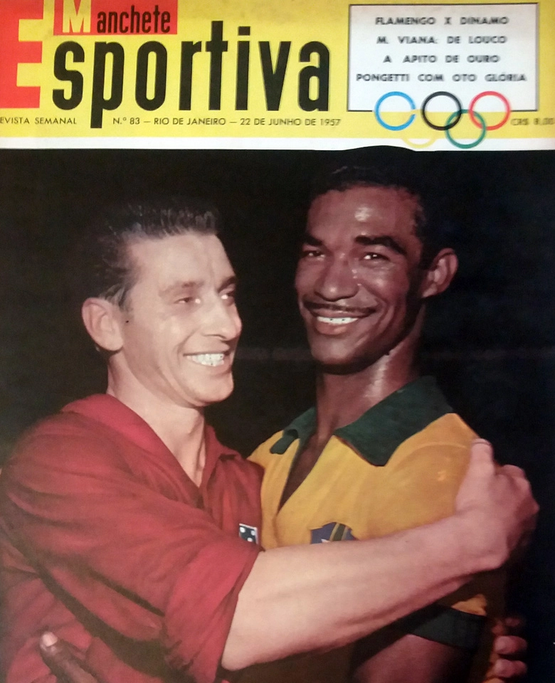 Didi com um jogador de Portugal na vitória brasileira por 2 a 1, em 11 de junho de 1957. A foto é da Revista Manchete Esportiva, 83, de 1957
