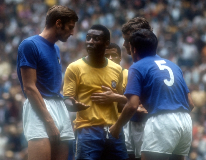 Na imagem, Pelé aparece discutindo com os atletas italianos. Foto: Foto: In My Ear