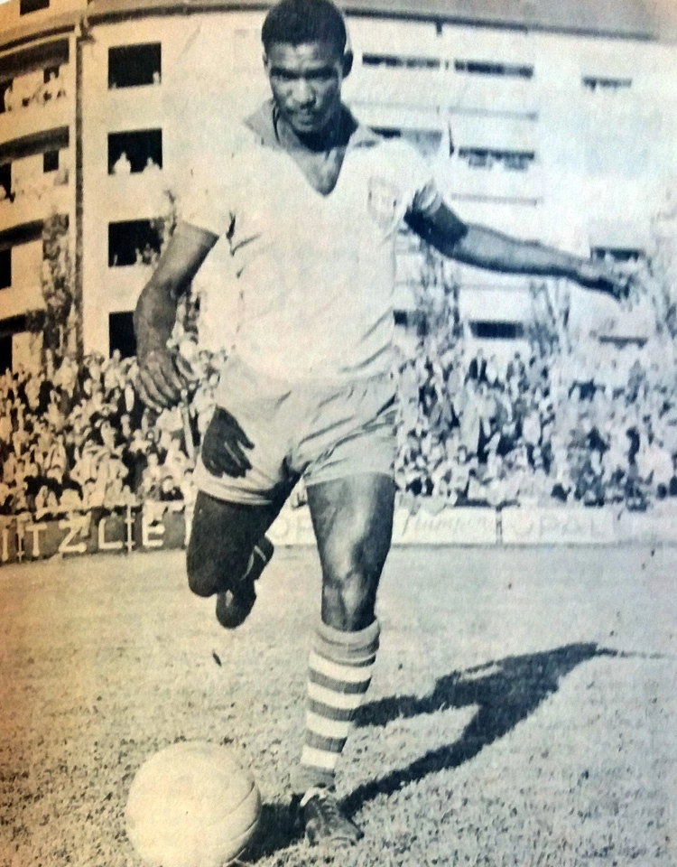 Didi batendo na bola com a categoria de sempre. A foto é da Revista Manchete Esportiva, 5, de 1955