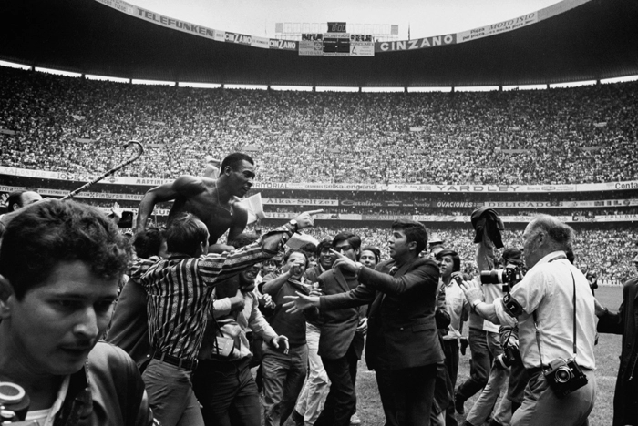 Pelé é carregado após conquistar sua terceira Copa do Mundo, em 1970, no México. Foto: In My Ear