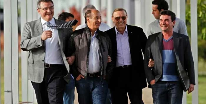 Mario Gobbi, Marco Polo Del Nero, José Maria Marin e Andres Sanchez estiveram no CT Joaquim Grava do Corinthians em 22 de junho de 2013. Na fileira seguinte, da esquerda para a direita, Duílio Monteiro Alves, Roberto Andrade e Edu Gaspar. Crédito da foto: Almeida Rocha/Folhapress, via Portal UOL. 