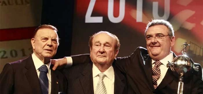 Presidente do Corinthians, Mário Gobbi, segura a taça da Libertadores ao lado de Nicolas Leoz, presidente da Conmebol, e José Maria Marin, presidente da CBF. Crédito da foto:  EFE/Andrés Cristaldo, via Portal UOL. 