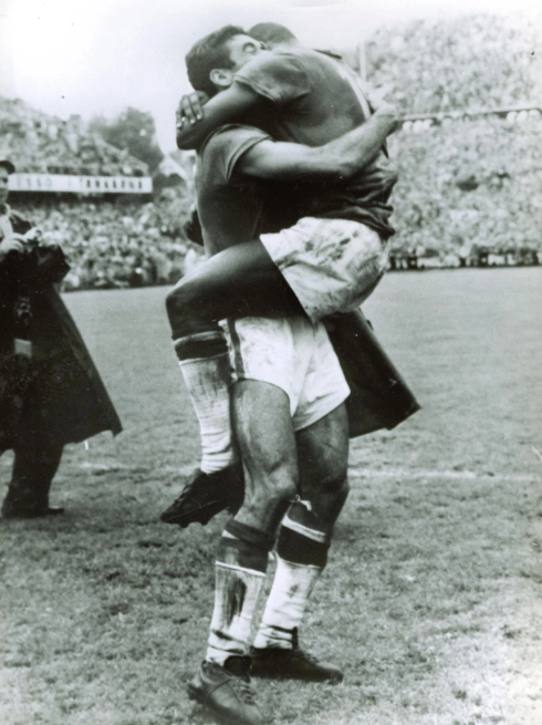 Nilton Santos e Pelé se abraçam após a partida decisiva da Copa de 1958. Foto: In My Ear