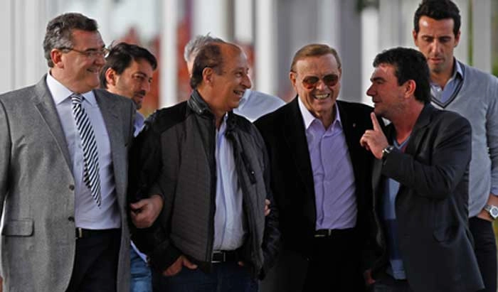  Mario Gobbi, Marco Polo del Nero, Jose Maria Marin e Andrés Sanchez andam de mãos dadas no CT do Corinthians, em foto de junho de 2012. Na fila seguinte, os diretores corintianos, da esquerda para a direita, Duílio Monteiro Alves, Roberto Andrade e Edu Gaspar. Crédito da foto: Almeida Rocha/Folhapress, Via Portal UOL. 