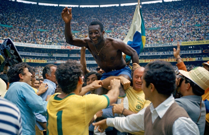 Pelé, carregado após a vitória brasileira sobre a Itália na decisão da Copa, vai ao encontro do amigo Rivellino. Foto: In My Ear