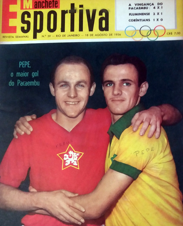 Pepe e o tcheco Kraus, após a vitória brasileira sobre a Tchecoslováquia, por 4 a 1, em 8 de agosto de 1956. A foto é da capa da Revista Manchete Esportiva, 39