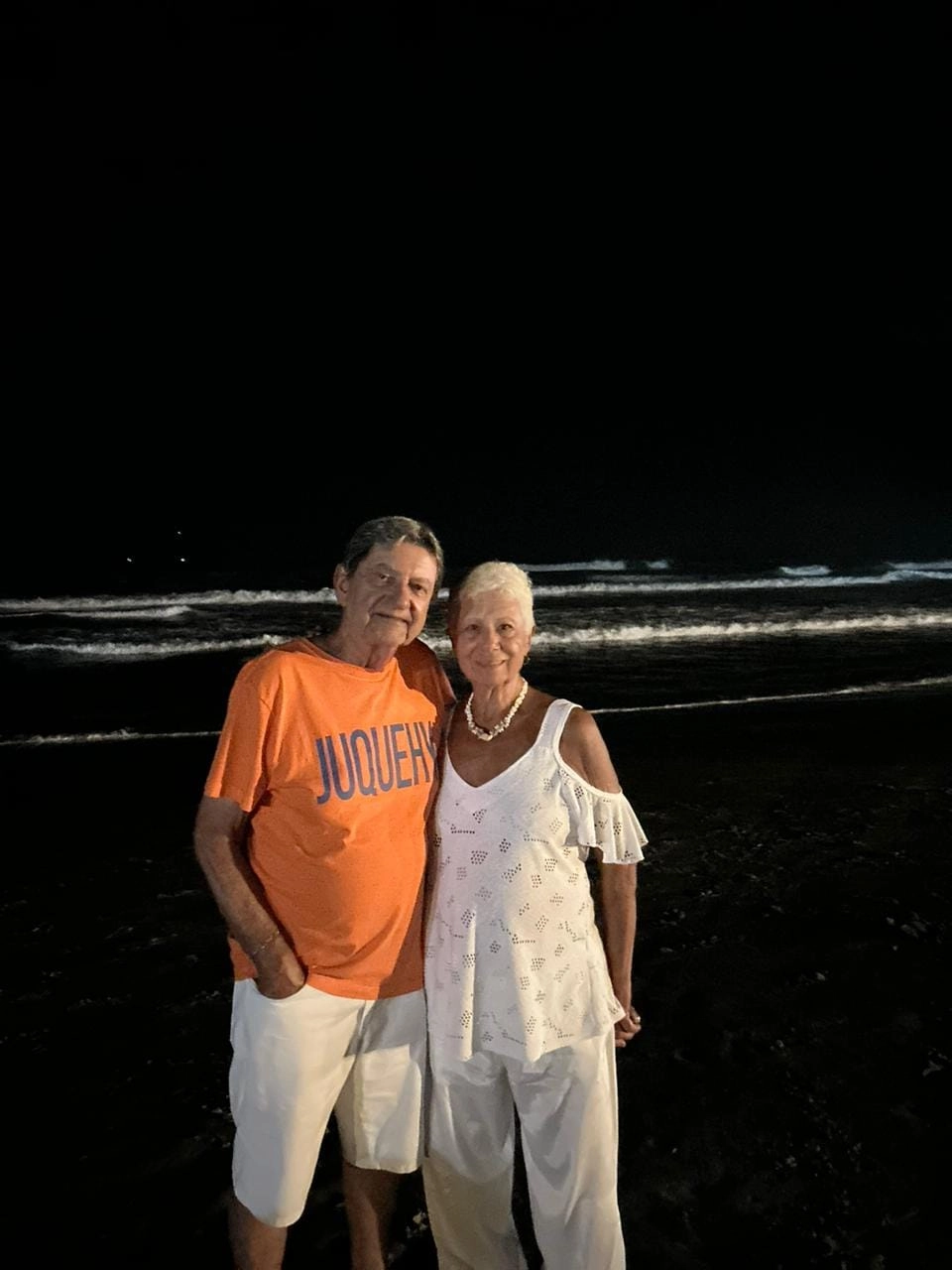 O casal S&eacute;rgio e Mara comemorando a passagem de ano de 2023 para 2024 em Juquehy (S&atilde;o Sebasti&atilde;o). Foto: arquivo pessoal de S&eacute;rgio Barbalho