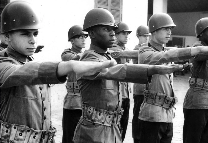 Pelé também foi militar. Veja o Rei de futebol com farda aos 19 anos. Crédito da foto My Ear