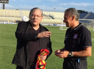 O jornalista ao lado de Tite, então treinador do Timão, em Fort Lauderdale