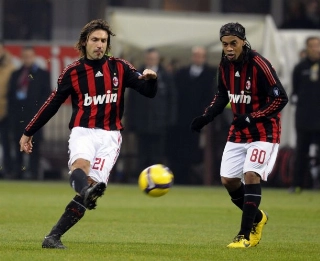 Pirlo e Ronaldinho próximos de acerto com clube turco