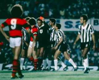 ACHADOS & PERDIDOS - Relembre como foi o mais pol&ecirc;mico confronto entre Galo e Fla