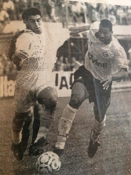 Em 1995, no Teixeirão, o volante Negão, do América de Rio Preto, em disputa ferrenha com o atacante Viola, então no Corinthians. Foto: arquivo pessoal de Negão