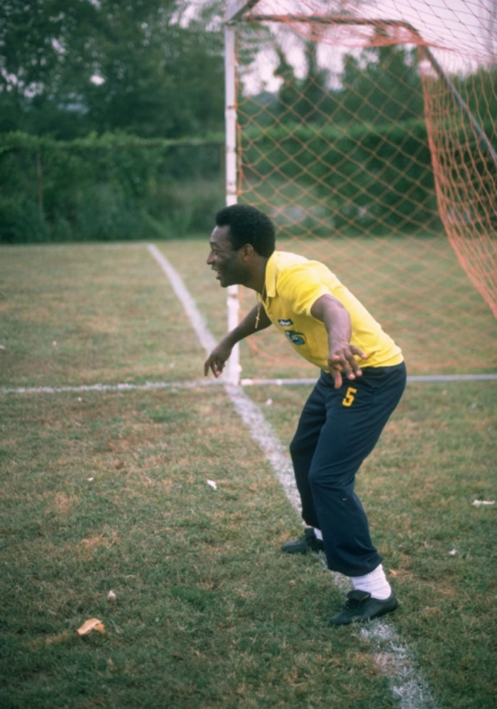 Pelé sempre gostou de brincar no gol. Imagem de 1977. Crédito da foto My Ear