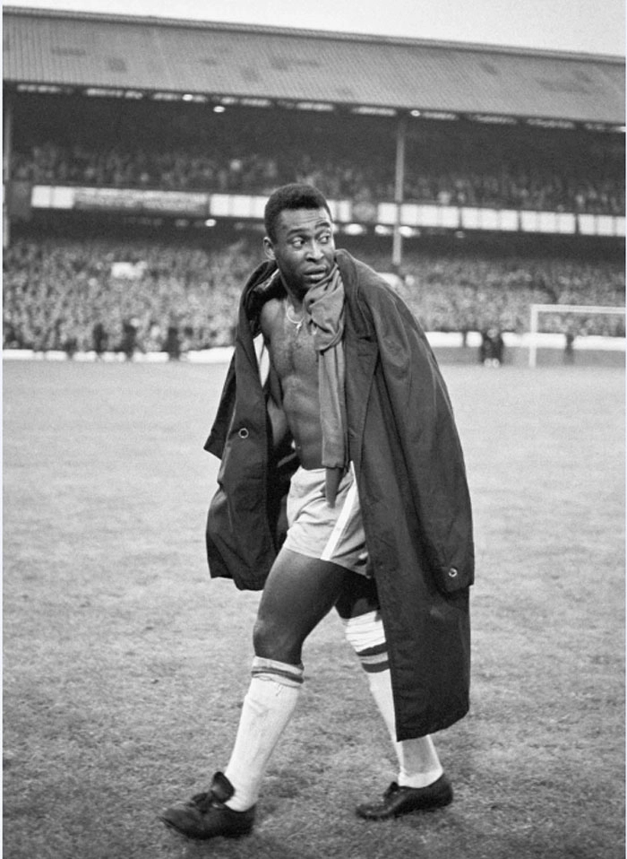 Veja Pelé após a derrota contra Portugal, ainda na fase de grupos da Copa da Inglaterra, por 3 a 1. O Rei foi cassado em campo. Crédito da foto: My Ear