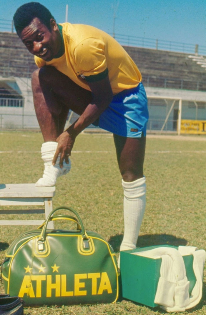 Pelé posando para propaganda da Marca Athleta que fez muito sucesso no Brasil nos anos 60 e 70. Crédito da foto My Ear.