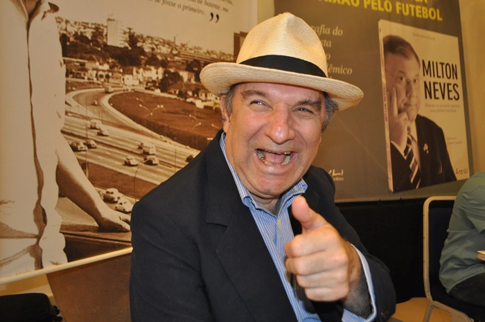 Osmar Santos, sorridente, na noite de autógrafos do jornalista em 11 de novembro de 2013, no Shopping Frei Caneca. Foto: Marcos Júnior/Portal TT