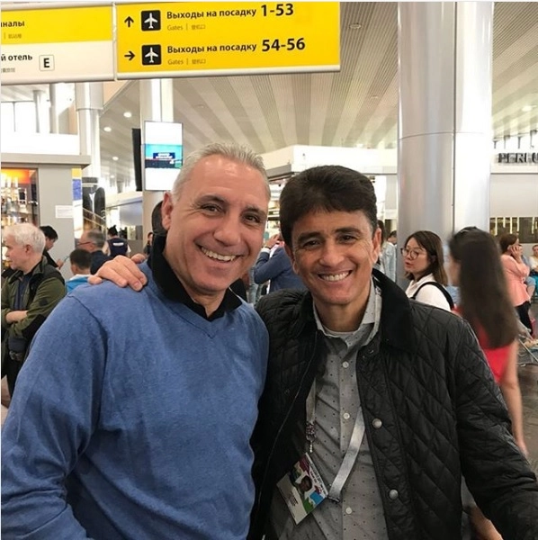 Em julho de 2018, Bebeto e Hristo Stoichkov, ex-atacante búlgaro, se encontram em aeroporto, depois do jogo festivo entre Lendas da Europa e Lendas da América do Sul, disputado na Armênia. (Foto: Reprodução - Instagram @bebeto7)