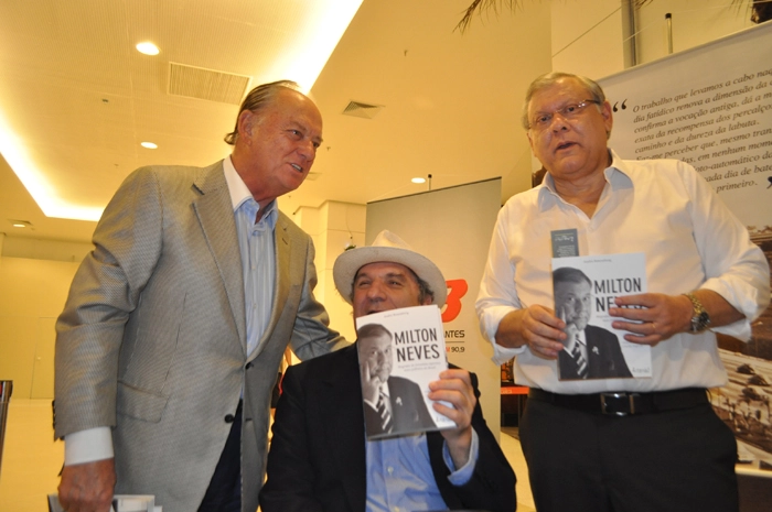 Marcos Arbaitman, Osmar Santos e Milton Neves na noite de autógrafos do jornalista em 11 de novembro de 2013, no Shopping Frei Caneca. Foto: Marcos Júnior/Portal TT