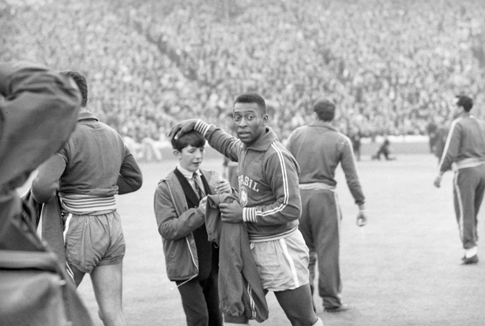 Antes do jogo contra a Escócia, pela Copa de 1966, Pelé cumprimenta um fã. Foto: In My Ear