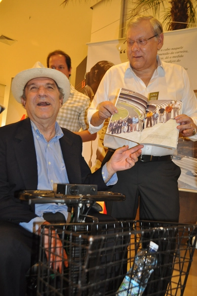 Osmar Santos com Milton Neves na noite de autógrafos do jornalista em 11 de novembro de 2013, no Shopping Frei Caneca. Foto: Marcos Júnior/Portal TT