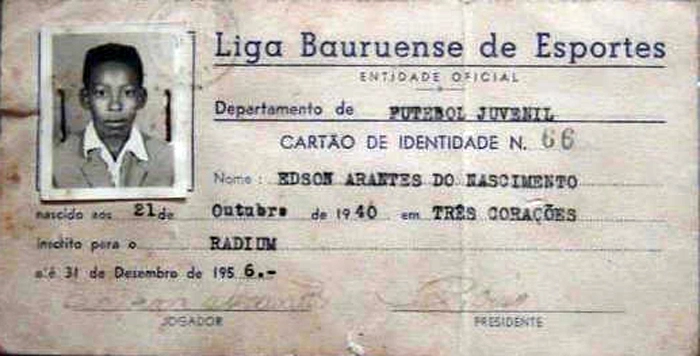 Cartão de identidade nº. 66, do atleta Edson Arantes do Nascimento, inscrito pelo time do Radium, no campeonato municipal de Bauru, ano de 1956. Foto enviada por Tico Cassolla