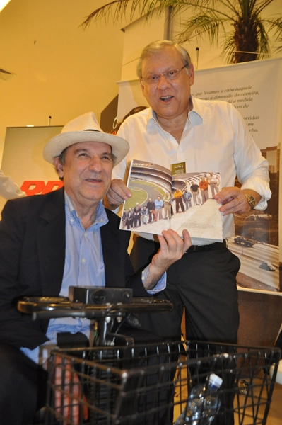 Osmar Santos com Milton Neves na noite de autógrafos do jornalista em 11 de novembro de 2013, no Shopping Frei Caneca. Foto: Marcos Júnior/Portal TT