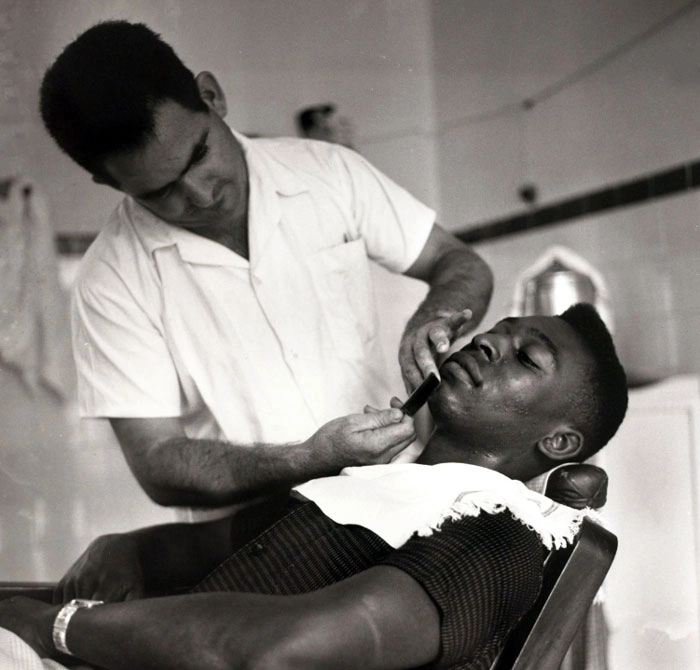 Desde que chegou a Santos em 1956, Pelé corta o cabelo com Didi, seu barbeiro. Crédito da foto My Ear