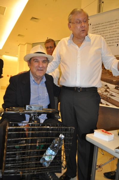 Osmar Santos com Milton Neves na noite de autógrafos do jornalista em 11 de novembro de 2013, no Shopping Frei Caneca. Atrás, Claudio Mattoso Leite, filho do saudoso locutor Édson Leite. Foto: Marcos Júnior/Portal TT