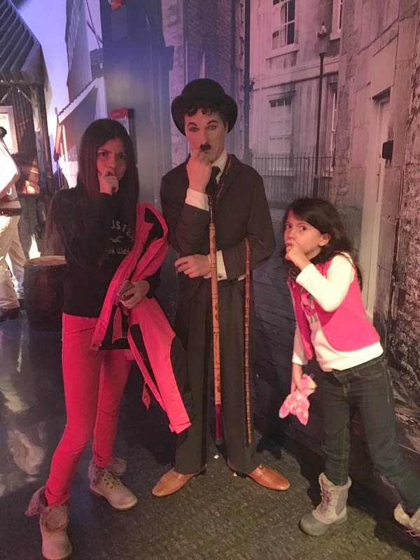 As netas Giulia e Mabê em dezembro de 2015, no Museu Madame Tussauds de Nova York, fazendo pose com Chaplin