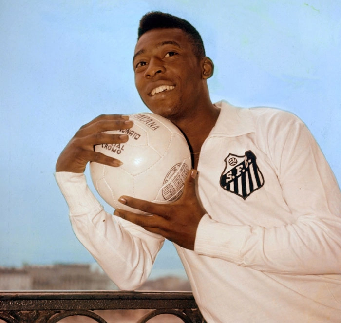 A camisa branca do Santos a mais linda do mundo, com o Rei, em 1963. Crédito da foto My Ear