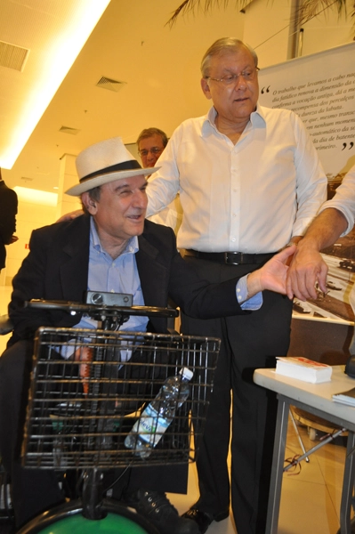 Osmar Santos e Milton Neves durante a noite de autógrafos do jornalista em 11 de novembro de 2013, no Shopping Frei Caneca. Foto: Marcos Júnior/Portal TT