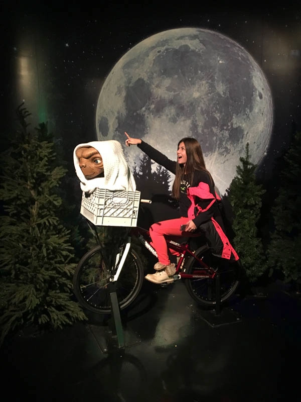 Giulia, neta mais velha de Milton, em dezembro de 2015, no Museu Madame Tussauds de Nova York, simulando o passeio de bicicleta com o ET