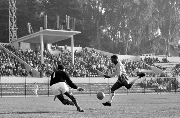 Pelé jogou na estreia da Seleção Brasileira contra o México no mundial do Chile e marcou um gol, na vitória por 2 a 0. Crédito da foto: My Ear