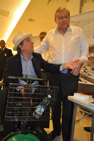 Osmar Santos e Milton Neves durante a noite de autógrafos do jornalista em 11 de novembro de 2013, no Shopping Frei Caneca. Foto: Marcos Júnior/Portal TT